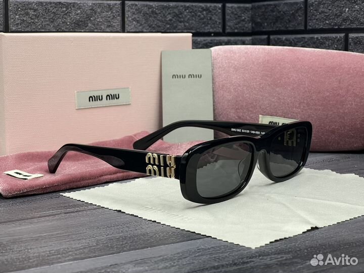 Солнцезащитные очки Miu Miu