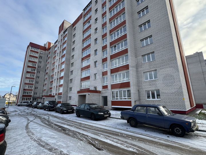 2-к. квартира, 63 м², 1/10 эт.