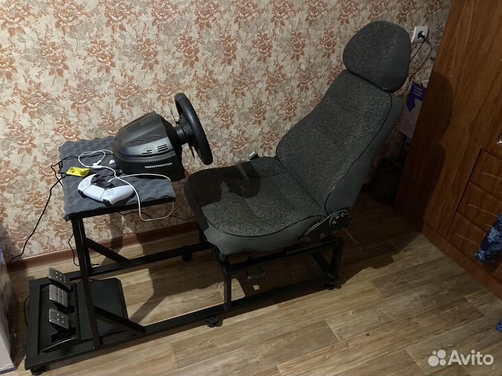 Кок-пит и игровой руль thrustmaster T300RS
