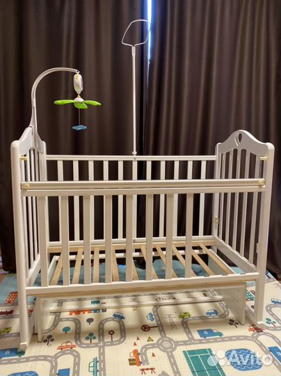 Детская кроватка с маятником