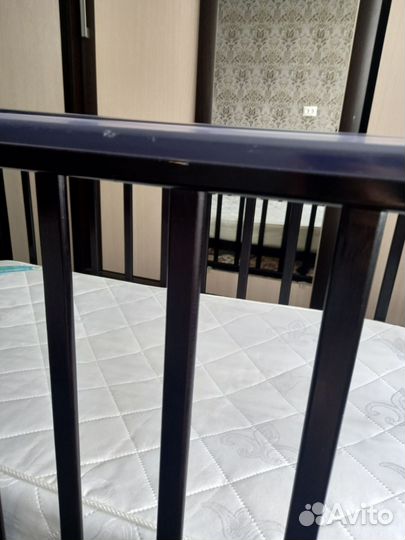 Детская кроватка с маятником