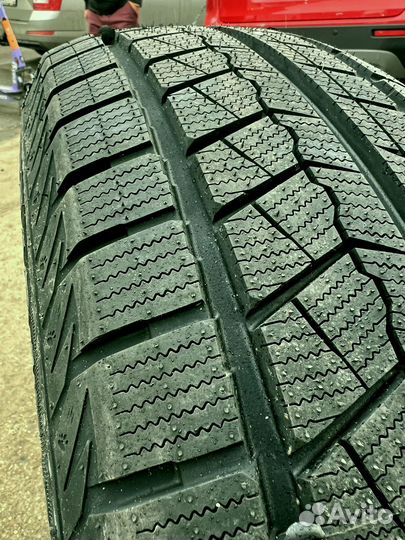 Roadmarch Snowrover 868 235/45 R18 147U