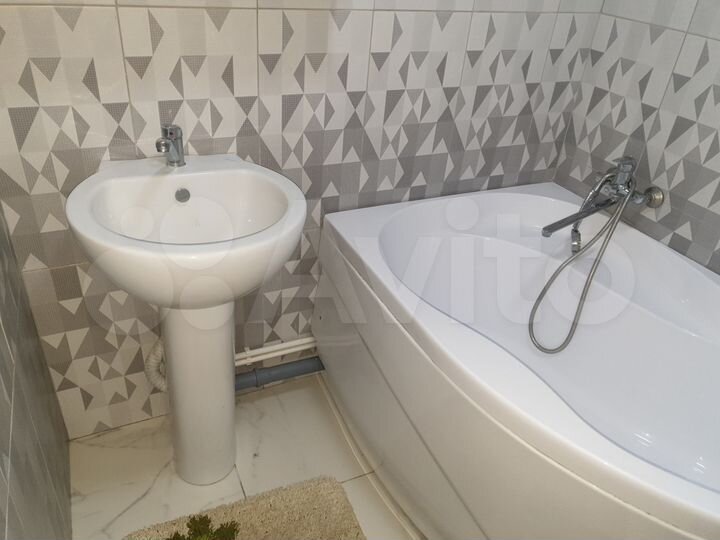 2-к. квартира, 64 м², 1/3 эт.