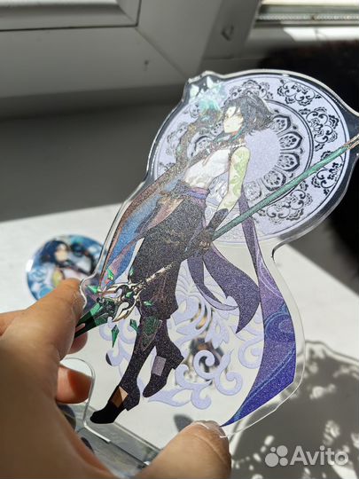Акриловвя фигурка геншин сяо, в подарок значок