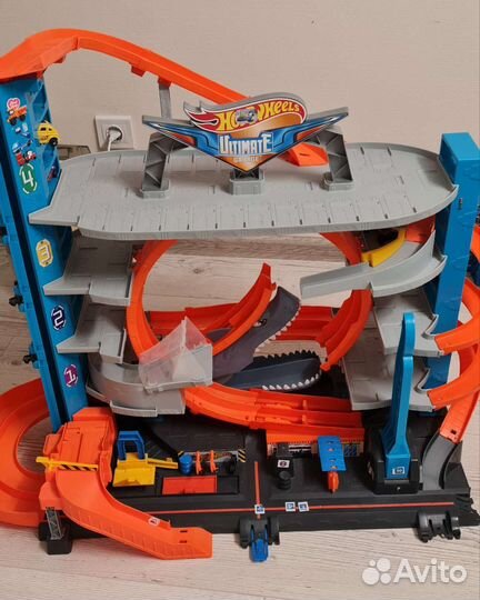 Трекпарковка Hot Wheels с акулой Ultimate Garage