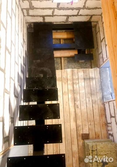 Лестница на металлокаркасе закрытого типа