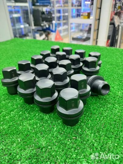 Комплект черных гаек на Range Rover Sport