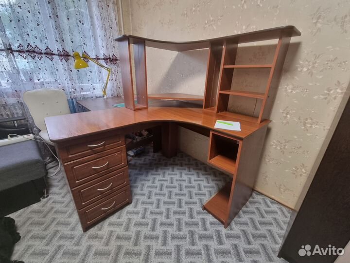 Огромный письменный стол