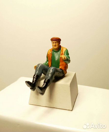 Фигурка водитель 1/43