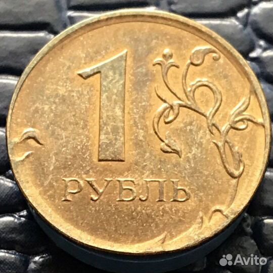 Брак. 1 рубль 2015 года на заготовке 50 копеек. Из