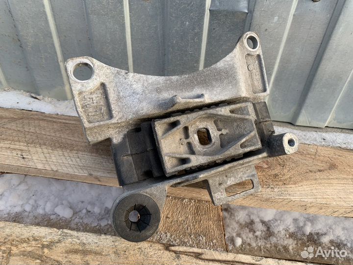 Кронштейн двигателя левый Рено Меган 1.5 dCi K9K