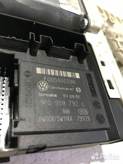 Моторчик стеклоподъемника передний правый Пассат