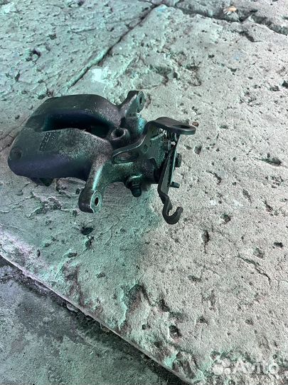 VW Задний левый суппорт 1K0615423M