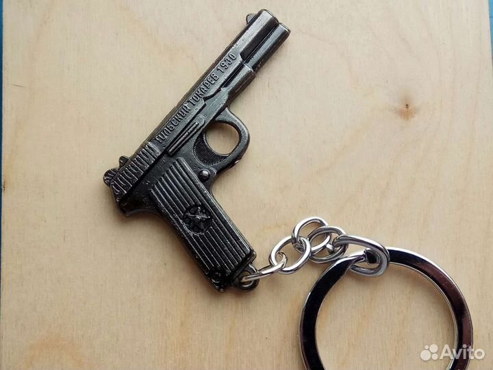Брелок на ключи пистолет тт