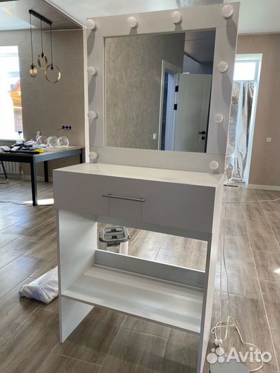 Туалетный столик с зеркалом белый