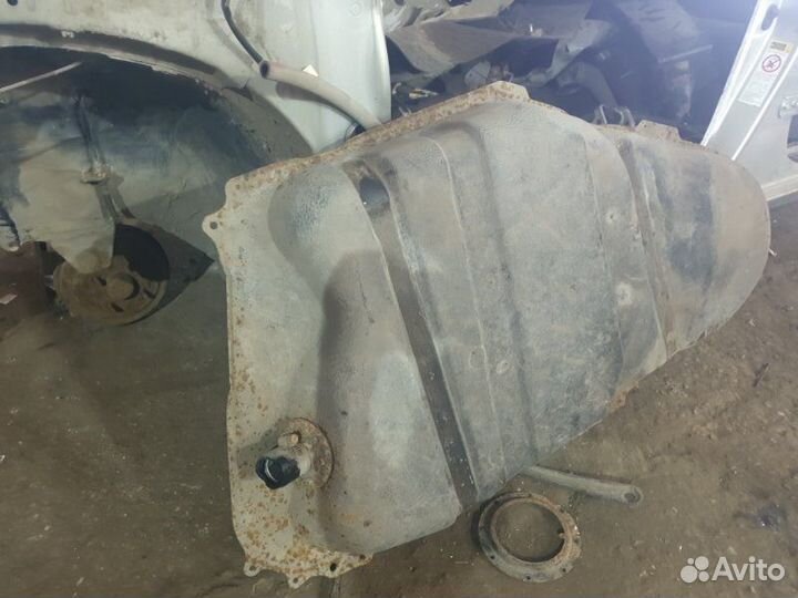 Топливный бак Toyota Corolla 120 ZZE121L 2005