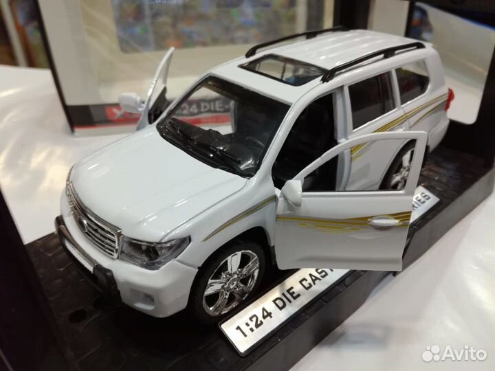 Модель Тайота Land Cruiser(свет, звук) Масштаб1:24