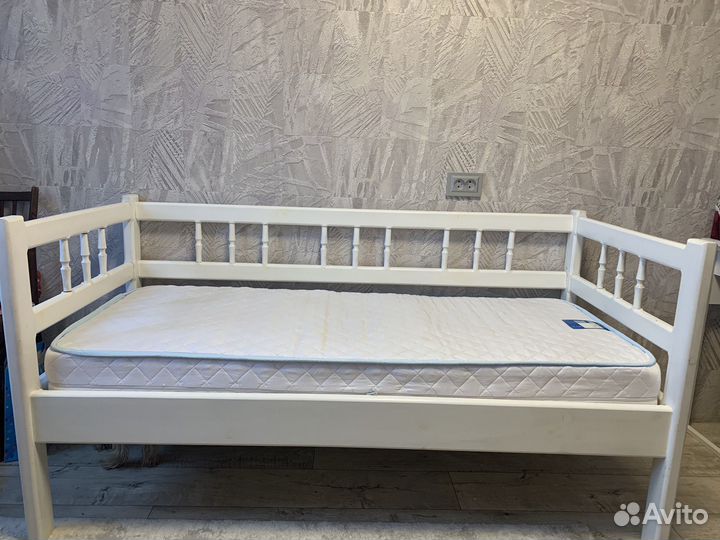 Деревянная кровать 160 на 70 с матрасом