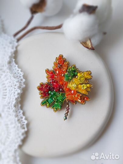 Брошь ручной работы Кленовый лист, подарок учителю