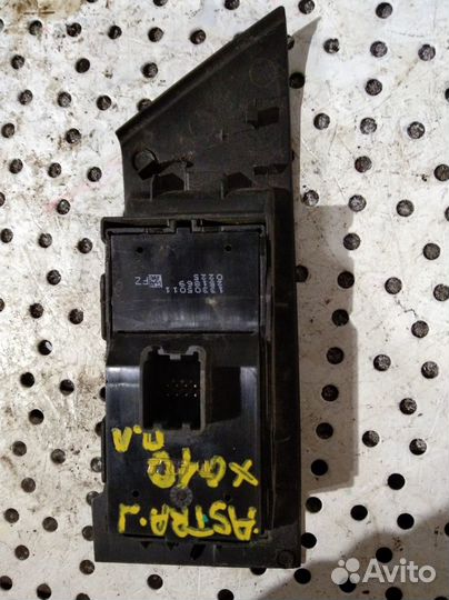 Блок управления стеклоподьемниками Opel Astra J