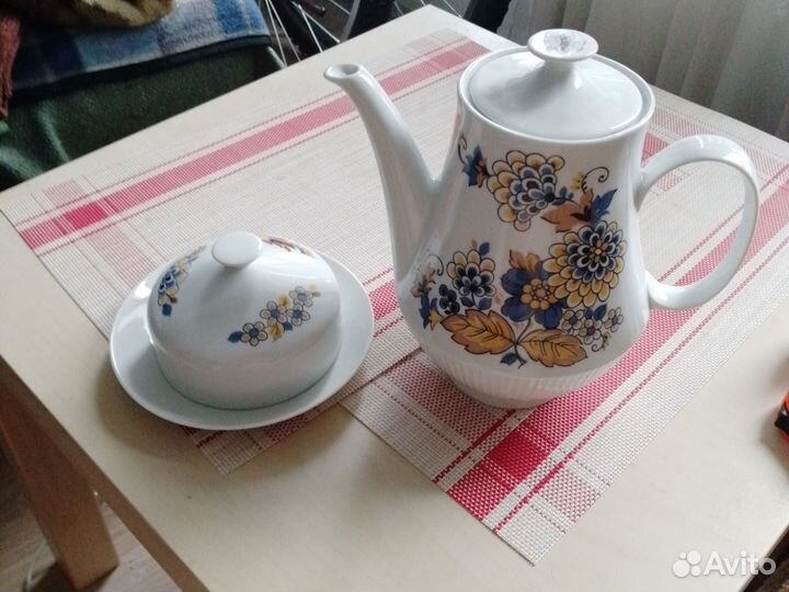 Большой заварочный чайник ГДР и масленка