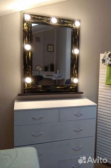 Гримерное зеркало с лампочками