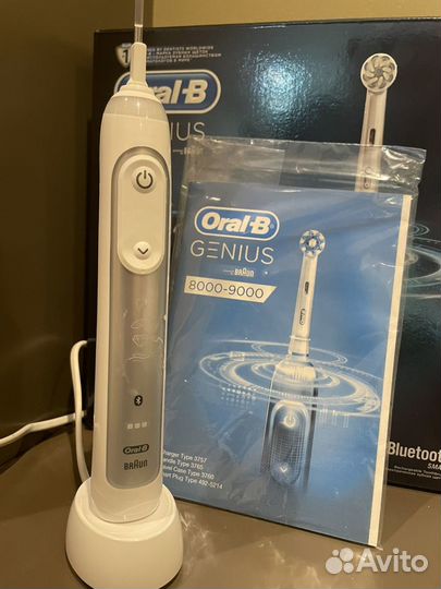 Электрическая зубная щетка Oral B Genius 8000