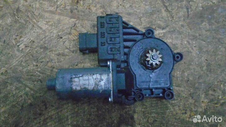 Моторчик стеклоподъемника передний правый Opel