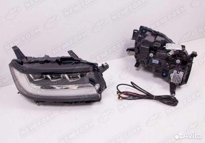 Передние фары с надписью Toyota LC 300