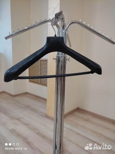 Вешалка для одежды с широкими плечиками
