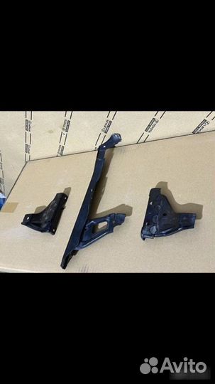 Стойка замка капота Toyota Land Cruiser 200