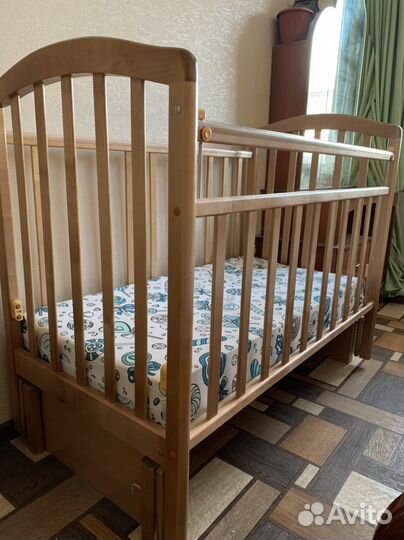 Детская кроватка с поперечным маятником