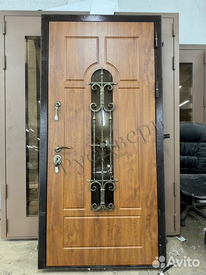 Уличная входная дверь со стеклом для загородного д