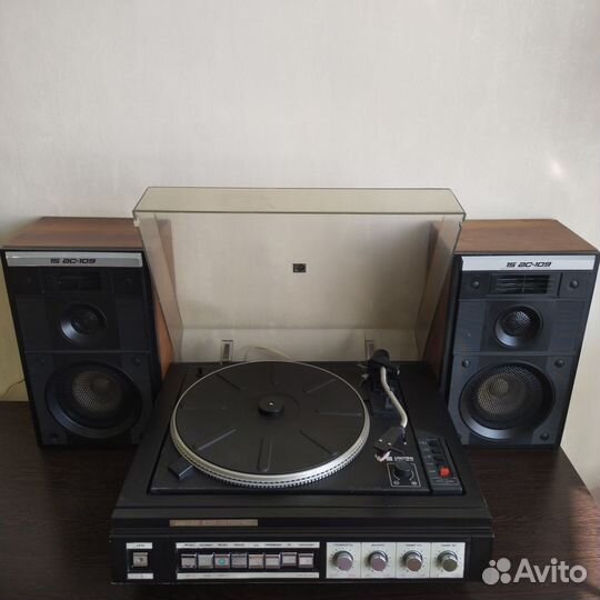 Проигрыватель винила первого класса из СССР