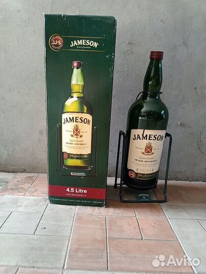 Бутылка на качелях