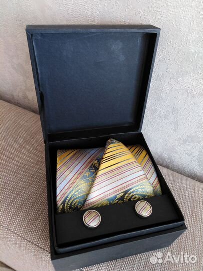 Набор галстук, платочек и запонки