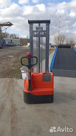 Самоходный штабелер HelpeR в наличии