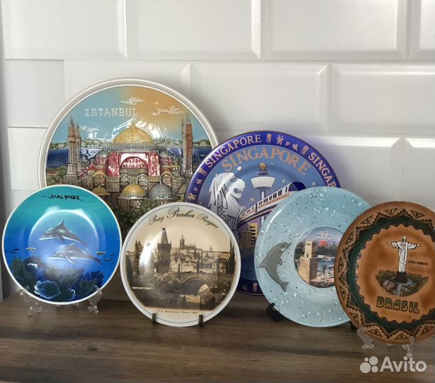Коллекция тарелок из разных стран и городов