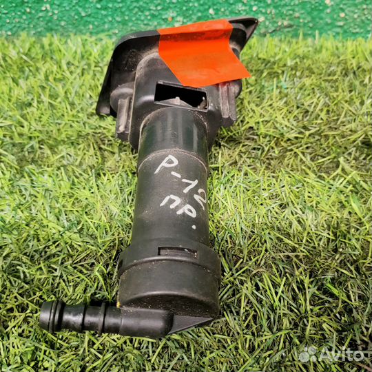 Форсунка омывателя фары правая Nissan Primera P12