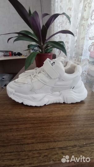 Кроссовки для девочки