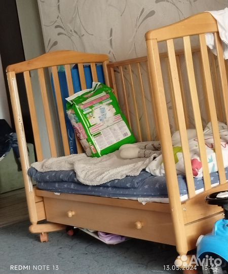 Детская кроватка с маятником и ящиком