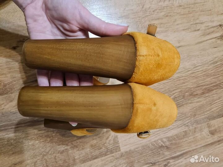 Босоножки на каблуке