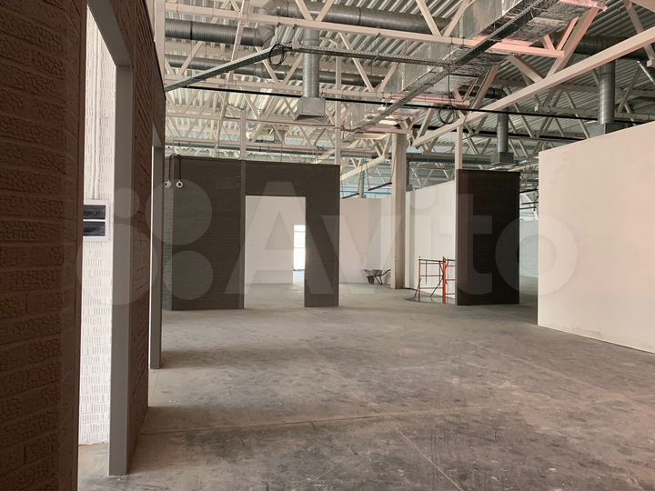 10 кв.м у входа в Пятерочку