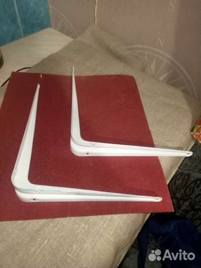 Уголок-держатель для полки