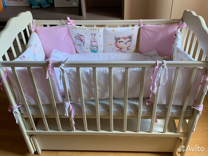 Детская кроватка с маятником