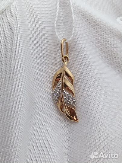 Золотая подвеска с камнем