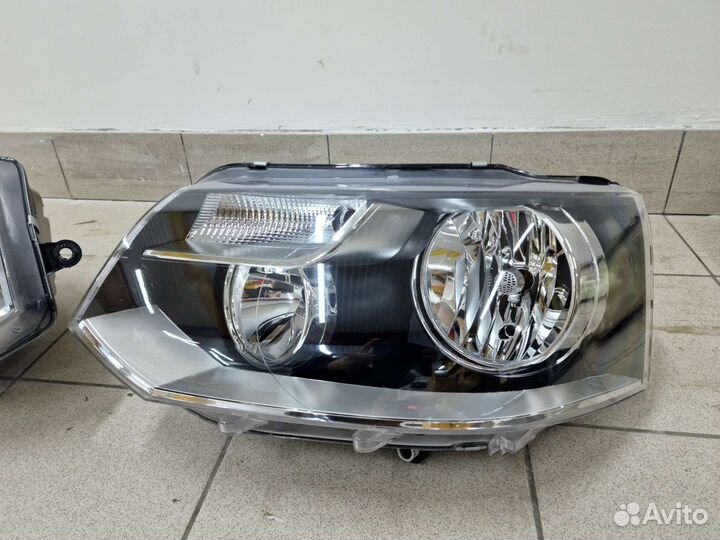 Передние фары новые Volkswagen Transporter T5 Рест