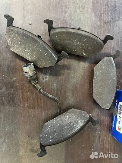 Передние тормозные колодки с датчиком на поло