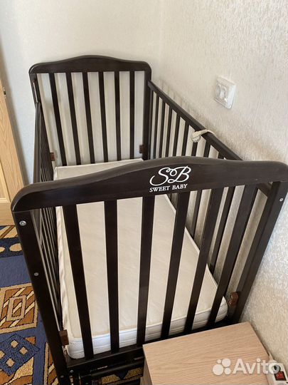 Детская кроватка с маятником