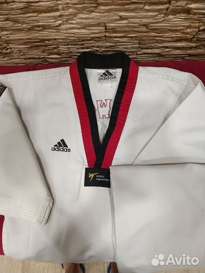 Костюм для тренировки по тэквандо